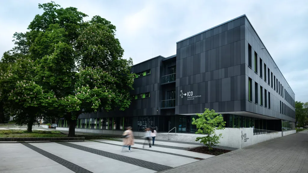 Innovations Centrum Osnabrück (ICO) — moderner schwarzer Gebäudekomplex mit grünen Akzenten